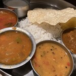 ERICK SOUTH - 右からエリックチキンカレー、菜食豆カレー、サンバル、ラッサム