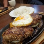 KINGS - 料理写真:ダブルハンバーグ   
 180g×2、目玉焼き、ポテト、オニオン、ライス、スープ付き(当日はミネストローネでした) ￥1,530
