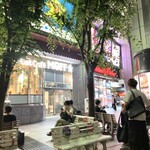 築地銀だこ ヨドバシAKIBA店 - この辺りに腰掛けて食べる。先にコンビニで飲み物を買っておけば完璧☆