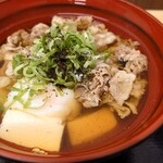 Nikusoba To Onigiri Ichinoya - 肉吸いにお豆腐と温泉たまごいり。黒七味をかけたので香りがいい。