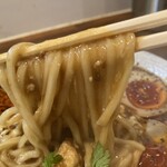 Menya Shiki - 麺は中太麺か、スープがよく絡みます