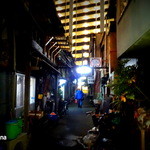 五十番 - こんな路地を通ってお店に。先頭はＮ氏。甘さとほろ苦さを併せ持つ神々しい後姿。（爆