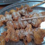 大衆酒場2.0とぽす - ★★カリカリ鶏皮串 1本100円 カリカリで美味しいけどしょっぱい！