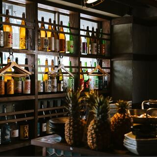 カウンター席がメインの和空間。お仕事帰りの一杯に最適です。