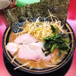 豚骨醤油ラーメン 王道家 - ネギラーメン赤