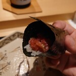 日本料理 柳燕 - 噴火湾の鮪に秋田のいぶりがっこの手巻き寿司