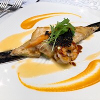 シャトー　ラ・パルム・ドール - ◉鮮魚料理
                    　シマアジ、海老のポワレ
                    　春キャベツのガレット、イカ墨ソース
                    　　☘️正にお皿の芸術❗️