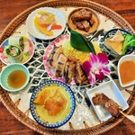 BALILax THE GARDEN Umeda - カゴと陶器を組み合わせた巨大なプレートに、様々なお料理がギッシリ！チキングリルにターメリックライス、現地仕様のサイドディッシュが6種類も