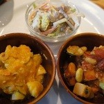 カフェ＆ミール ムジ - 茶美豚のトマト煮　そら豆添え


高野豆腐の豆カレーグラタン

こんにゃく、人参などのサラダ