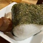 焼きもの家 慶 - いぶりがっこ付き特大明太子おにぎり200円^_^。お通しはこれでよくね？