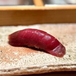 匠 進吾 - 赤身の漬け。この日は塩釜から。