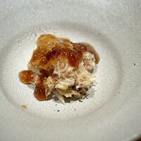 匠 進吾 - 青森から、くり蟹。
                    いきなり美味しい！！
                    甘味のある身はもちろん、内子がたまらぬ。ぽん酢のジュレや山葵でバランス良く、最高のオープニング♪
                    ほぐすの大変そうだけど、いつも置いて欲しい(^^)