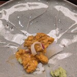 辻布紗 - 細かな包丁が入った烏賊と雲丹のお造り