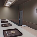 辻布紗 - メインのカウンター席