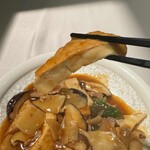 中国飯店 - 揚げ豆腐は厚揚げタイプ