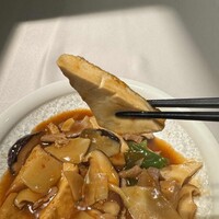 中国飯店 三田店 - 揚げ豆腐を２枚に薄くスライスされているのは珍しいです