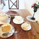 ピオニーズティールーム - テーブルにも綺麗な薔薇が❤️