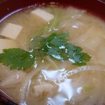 とん平 - とん汁(豚肉、豆腐、玉葱、三つ葉、柚子皮)