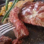 ステーキハンバーグ＆サラダバーけん - 「プレミアけんステーキ（180g）」焼き加減はレアで。