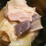 Erize - 味噌ちゃんこ（取り皿）。塩味が鶏肉メインなのに対し、味噌味は豚バラをメインに使用。