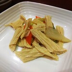 横浜中華街 彩り五色小籠包専門店 龍海飯店 - 棒湯菜とセロリの和え