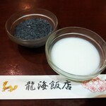 横浜中華街 彩り五色小籠包専門店 龍海飯店 - 黒ゴマプリン・杏仁豆腐