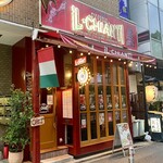 Iru kyanti - 大通り公園の関内駅から程近くにある店。
      ここいらじゃ一番派手な外装。