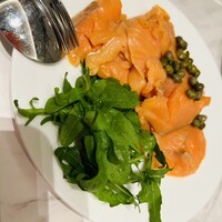 R1 TOKYO Bar&Restaurant - サーモン　新鮮で量がしっかりなのが嬉しい