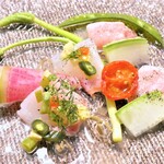 本格イタリアンレストラン Bel e Moco - 本マグロと真鯛 透明醤油のカルパッチョ 彩り野菜とジュンサイを添えて