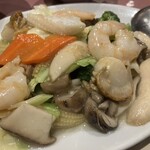 獅門酒楼 - 海鮮三種と野菜の薄塩炒め