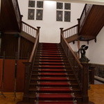 綱町三井倶楽部 - ロビーの大階段