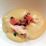 ラ メゾン ドゥ グラシアニ - 滑らかな菊芋のヴルーテ　自家製雪姫ポークとジャンボンと共に