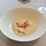 ラ メゾン ドゥ グラシアニ - 滑らかな菊芋のヴルーテ　自家製雪姫ポークとジャンボンと共に