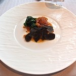 ラ メゾン ドゥ グラシアニ - しっとりロティしたプーサンの胸肉とそのもも肉のコンフィ　ちぢみほうれん草のトンべを添えて