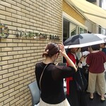 MARUICHI BAGEL - 列に並ぶ（暑い！）