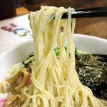 ふくろう - 【限定】はまぐり×いかの塩辛ラーメン(塩)、麺リフトアップ