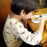 ふくろう - ガツガツ食べる我が子