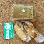 ピーターパン - スイートポテト¥140外、クリーム入クッキー¥140外、パウンドケーキ(抹茶)¥150外　品切れで大抵16時には閉店しているとのこと。この日(14時頃)も目玉であるパニーニ売切れでパンもほぼ無かった