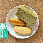 ピーターパン - スイートポテト¥140外、クリーム入クッキー¥140外、パウンドケーキ(抹茶)¥150外　品切れで大抵16時には閉店しているとのこと。この日(14時頃)も目玉であるパニーニ売切れでパンもほぼ無かった