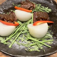 ダイナミックキッチン＆バー 燦 大阪店 - 国産牛と新玉葱の陶板焼き
