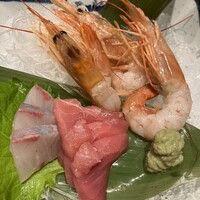 ダイナミックキッチン＆バー 燦 大阪店 - お造り三種盛合わせ