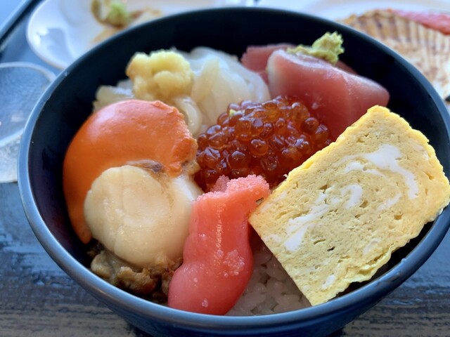 海鮮丼の盛り付け例