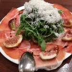 ピッツェリア ファッブリカ 1090 - イチジクと生ハム、ルッコラ