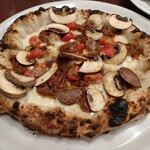 ピッツェリア ファッブリカ 1090 - ミートソースのピッツァ