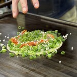 お好み焼き ふじや - うす焼き生地にたっぷりのネギ