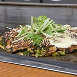 お好み焼き ふじや - だし醤油味！半分マヨネーズかけてもらう
      醤油味だけでも香ばしくて旨く、1枚ペロリ完食