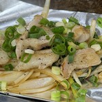 お好み焼き ふじや - ニラ もやし 玉ねぎ 
      野菜炒めだけでもかなりうまい (*´ч`*) ｳﾝﾏッ！
      更に、ぷりぷりのミノがジューシーで素敵すぎる