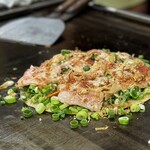 お好み焼き ふじや - 一面に肉厚の豚バラ  カツオ節をかけて香ばしさUP