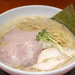 Takaramen Ebisumaru - 濃厚鶏白湯大盛り（850円＋110円）。