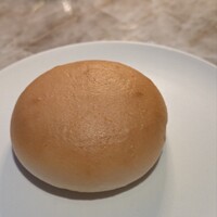 ジャヌ メルカート - 米粉パン。小麦粉を控えたいとお伝えしたところ、ご用意いただきました。かなりむっちり凝縮されている。恐らく外注の冷凍パンかな？